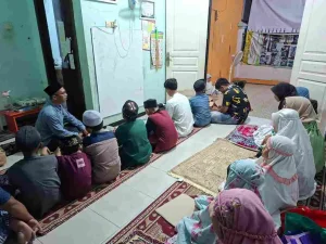 Sedekah pada hari Jumat dibanding dengan sedekah di hari lain adalah seperti sedekah di bulan Ramadhan dibandingkan sedekah di bulan-bulan selainnya." (Ibnul Qayyim Al-Jauziyah) Hari Jumat adalah Sayyidul Ayyam (penghulu segala hari) dan waktu yang paling mulia bagi umat Islam. Di hari istimewa ini, pintu-pintu langit dan rahmat Allah terbuka sangat lebar. Setiap amal ibadah yang kita lakukan, termasuk sedekah, pahalanya akan dilipatgandakan oleh Allah SWT. Tidak ada cara yang lebih indah untuk menyempurnakan hari Jumat kita selain dengan berbagi kebahagiaan dan mengukir senyum di wajah mereka yang membutuhkan. Rangkaian Kegiatan Jumat Berkah di Yakarim Sebagai wujud rasa syukur atas nikmat sehat dan rezeki selama sepekan, Yayasan Bina Karya Mandiri (Yakarim) mengajak Anda untuk ikut serta dalam program Sedekah Jum'at Berkah. Setiap pekan, sedekah terbaik yang Anda titipkan tidak hanya disalurkan begitu saja, melainkan dirangkai dalam momen spiritual yang mendalam bersama anak-anak yatim dan dhuafa, meliputi: 🤲 Doa Bersama: Lantunan zikir, pembacaan Al-Qur'an, dan doa bersama yang dipimpin langsung oleh para pengasuh dan diaminkan oleh seluruh anak yatim. 🎁 Santunan Rutin: Penyaluran amanah donasi Anda secara langsung untuk mendukung kebutuhan hidup, pendidikan, dan uang saku para santri. 🍱 Makan Bersama: Menikmati hidangan lezat dan bergizi bersama-sama untuk menyempurnakan kebahagiaan mereka di hari raya pekanan umat Islam ini. Punya Hajat Khusus? Mari Titipkan Doa Anda pada Anak Yatim Rasulullah SAW bersabda bahwa doa anak yatim adalah salah satu doa yang mustajab dan tidak memiliki hijab (penghalang) menuju langit. Bagi Sahabat Berbagi yang sedang memiliki hajat khusus—baik itu kelancaran rezeki, kesembuhan dari penyakit, kemudahan jodoh, mendapat keturunan, kesuksesan karier, maupun mendoakan almarhum/almarhumah keluarga tercinta—Anda dapat menitipkan doa tersebut kepada kami. Insyaallah, puluhan lisan suci anak-anak asuh kami akan dengan ikhlas mengetuk pintu langit dan mengaminkan hajat Anda dalam sesi Doa Bersama setiap hari Jumat. Kebaikan Bisa Dimulai Hanya dengan Rp 5.000 Meraih keberkahan di hari Jumat ternyata sangatlah mudah. Anda tidak perlu menunggu harta berlimpah untuk mulai bersedekah. Hanya dengan menyisihkan rezeki mulai dari Rp 5.000, Anda sudah bisa menjadi bagian dari kebahagiaan dan lantunan doa mereka hari ini. Jangan biarkan Jumat yang mulia ini berlalu tanpa jejak kebaikan. Mari maksimalkan amal saleh, bersihkan harta, dan raih rida Allah dengan sedekah terbaik Anda sekarang!